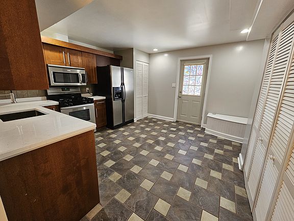 3rd image of 2314 S Fern St #1