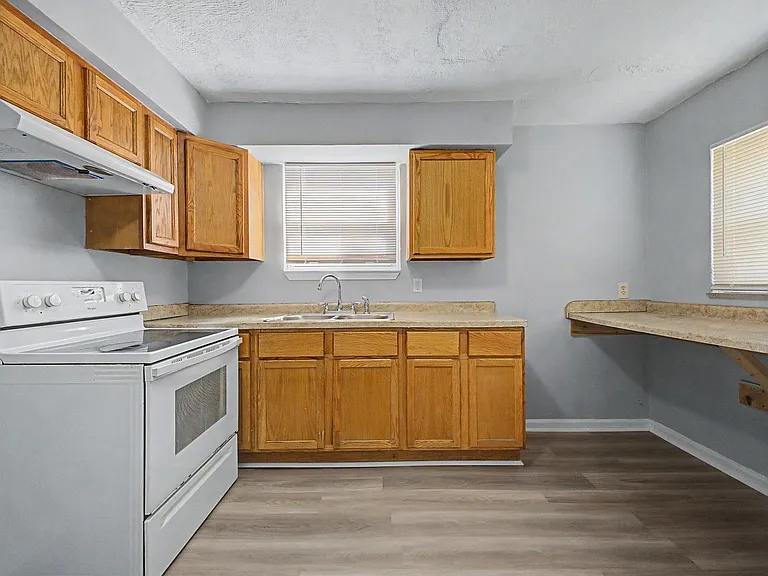 15712 Vaughan St — Photo 2