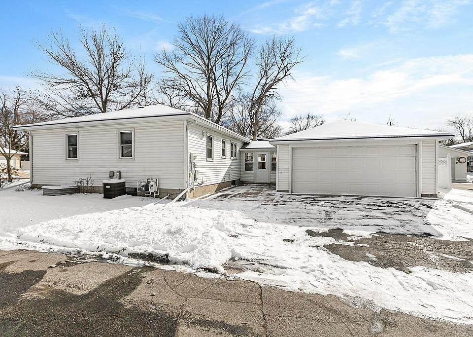 1300 10th St SW, Willmar, MN 56201 Zillow
