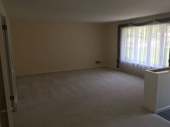 3rd image of 3757 Moorhill Dr