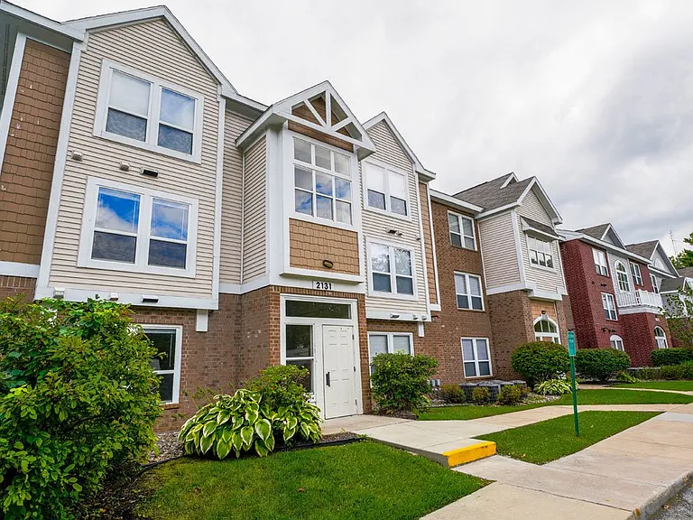 Orchard Lakes Apartments — Photo 34