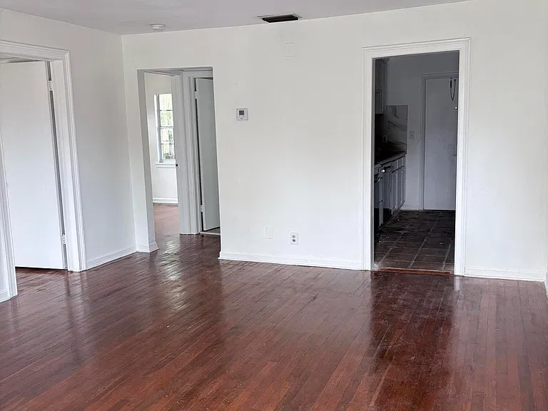 213 SE 9th St — Photo 3