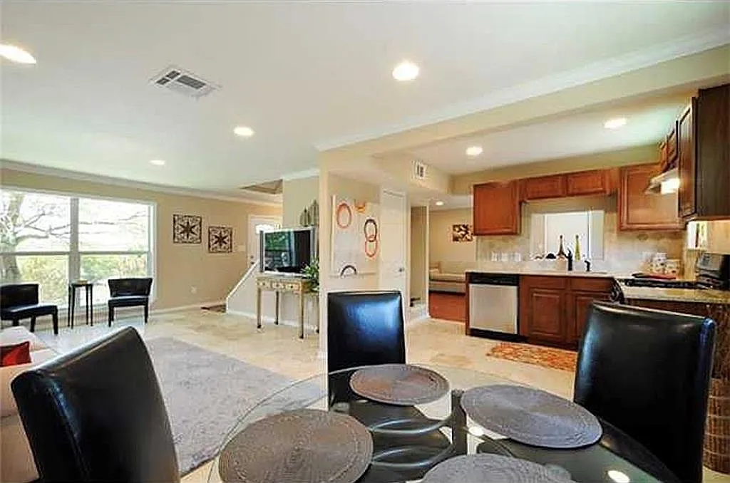 3 bed, 2.5 bath, 1716 sqft, $2,500 — Photo 3