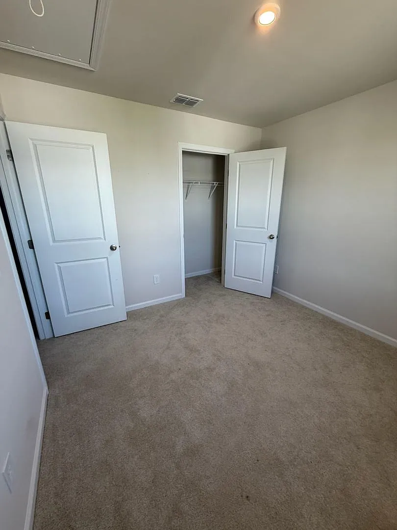 3 bedroom home with 1 car garage available now! — Photo 4