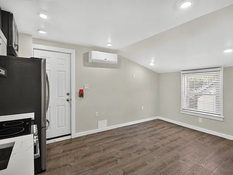 324-326 Darby Rd — Photo 19