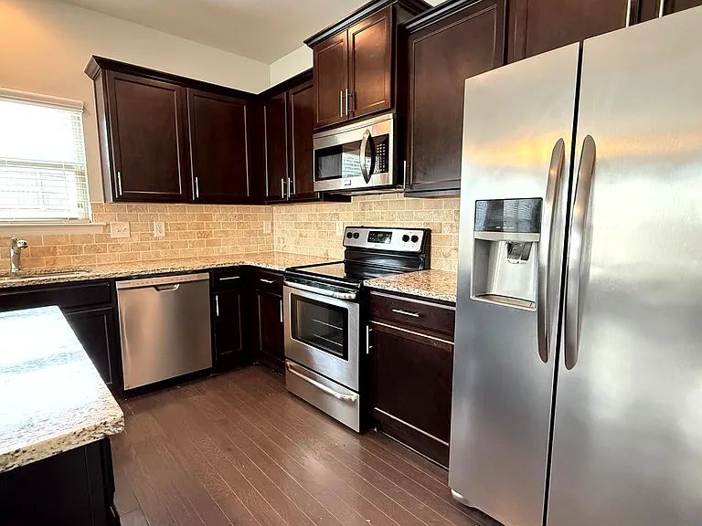 4752 Highland Ave — Photo 6