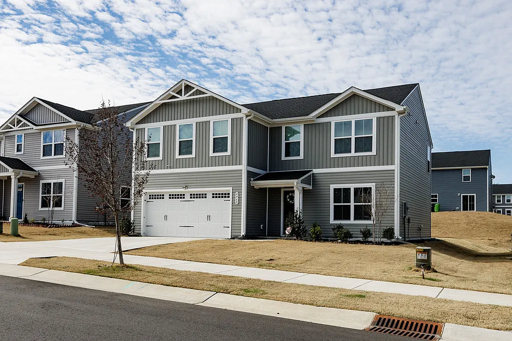 5 bed, 2.5 bath, 2200 sqft, $2,900 — Photo 2