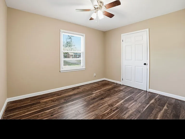 3915 Northern Hills Dr — Photo 14