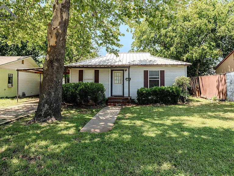 3202 Grant St — Photo 1