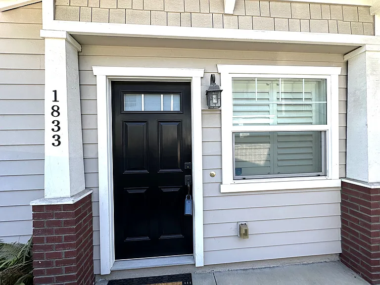 1833 Cabrillo Ave — Photo 2