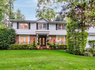 79 Beach Rd, Great Neck, NY 11023