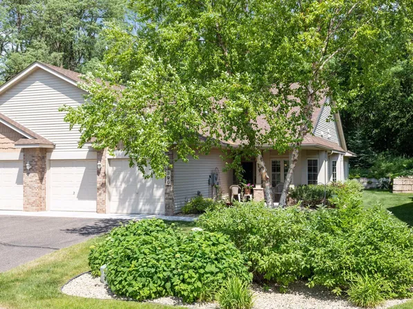 390 Summer Ln, Maplewood, MN 55117
