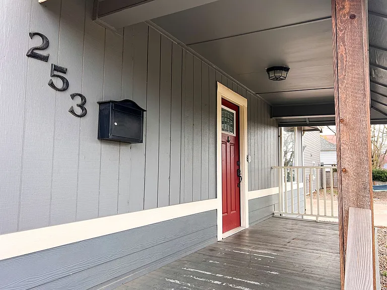 253 S 3rd St — Photo 3