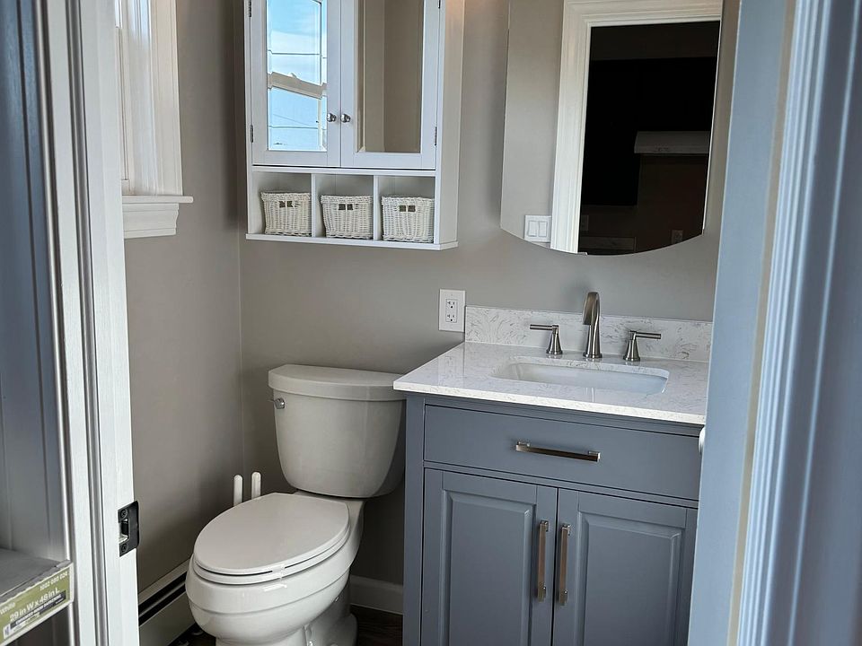 Full bathroom with shower/tub
