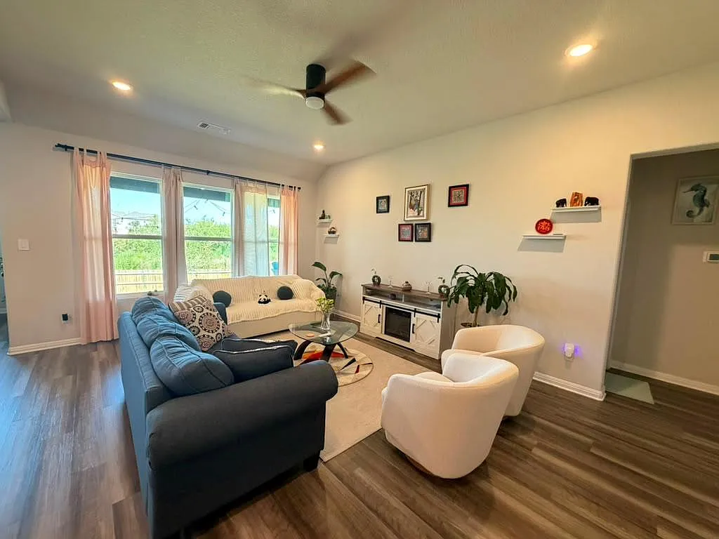 4 bed, 3.5 bath, 2897 sqft, $2,900 — Photo 2