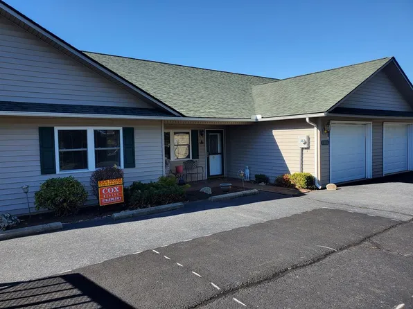 101 Fairway Villa Dr, Fancy Gap, VA 24328