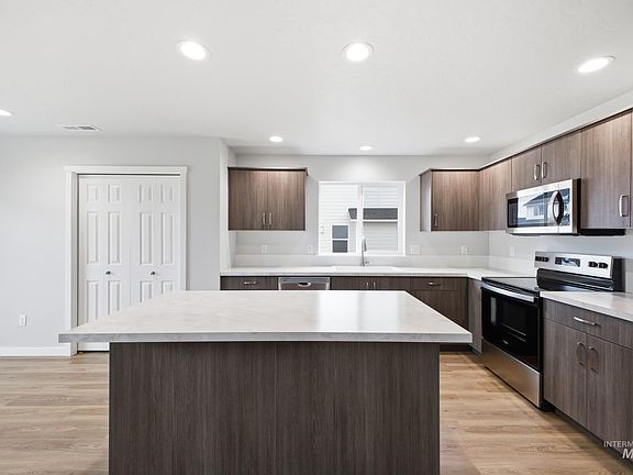 5th image of 13702 Inman Ct