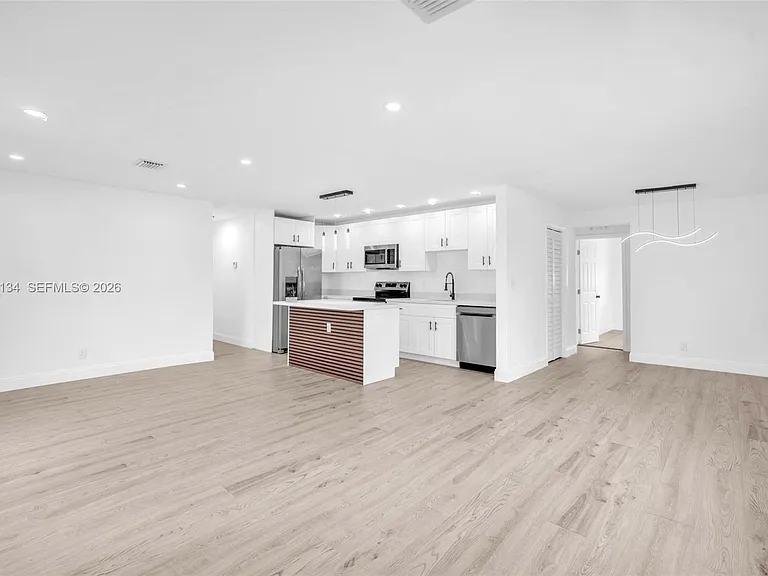 2572 NW 20th St — Photo 29