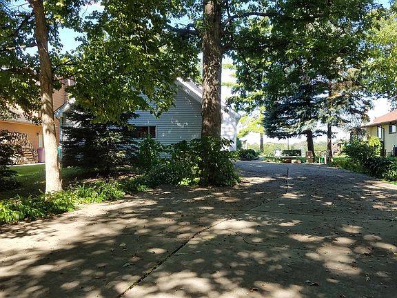 3rd image of 805 Holiday Dr