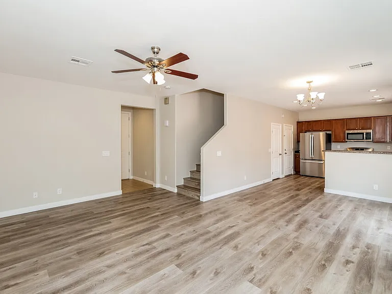10215 Cougar Crossing St — Photo 6