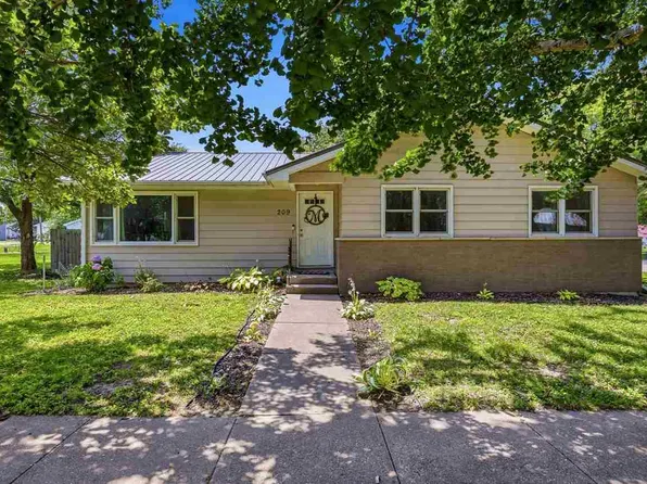 209 N Walnut St, Winfield, IA 52659