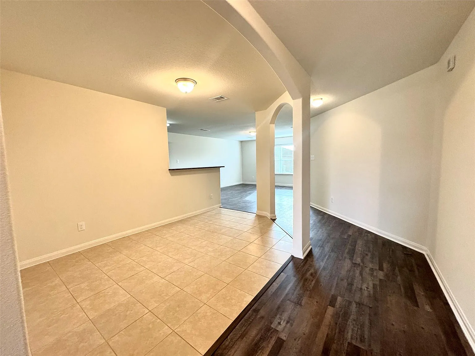 3 bed, 2.0 bath, 1393 sqft, $2,300 — Photo 3