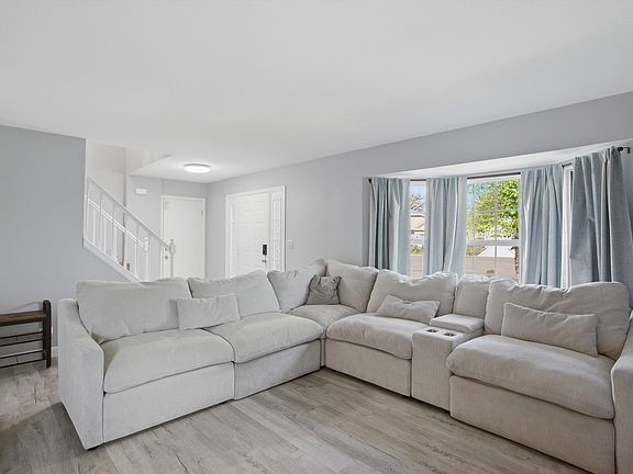 4th image of 7 Arthur Ct