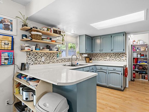 4th image of 975 Fruitdale Dr