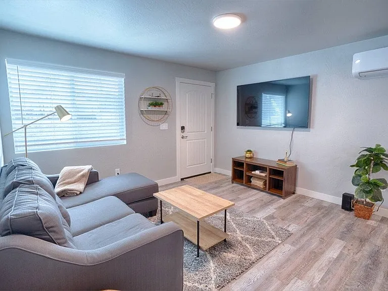 1110 W Woodland Lake Rd #C — Photo 3