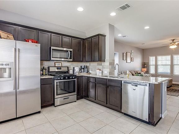 4th image of 416 Star Thistle St