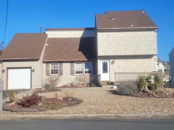 11 Sycamore Lane, Toms River, NJ 08753