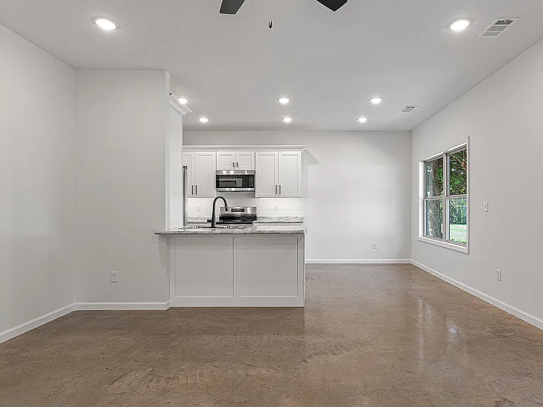 107 Cody Ln — Photo 2