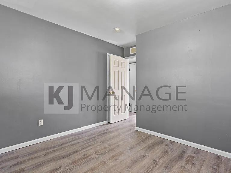 28203 Sutherland St — Photo 14