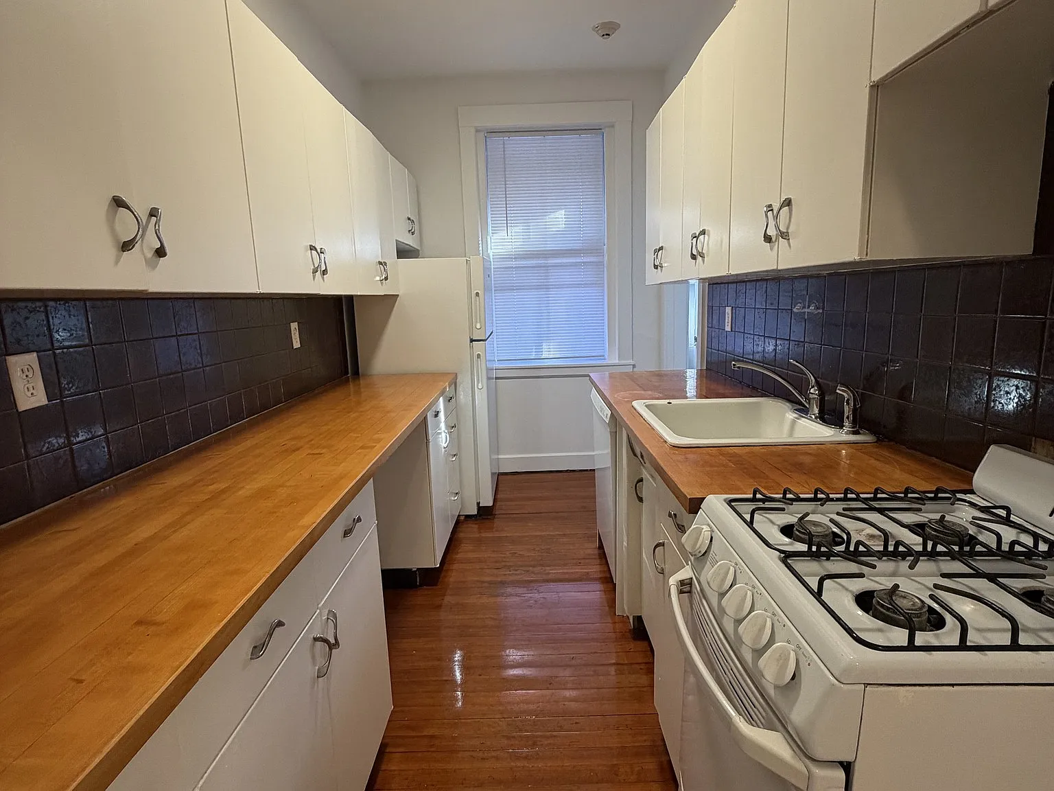 Studio, 9999 sqft, $2,600 — Photo 3