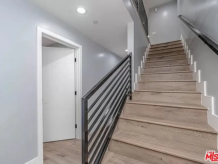 1947 N Vista Del Mar Ave — Photo 20