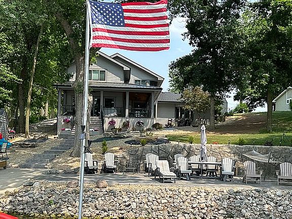 800 ft2 Lakeside patio 