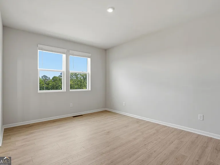 142 Henley St — Photo 15