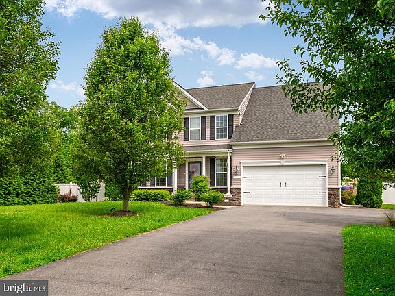 3rd image of 103 Fox Tail Dr