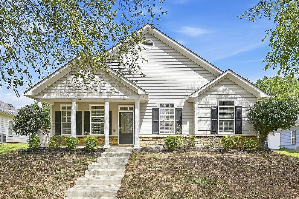 4 bed, 2.0 bath, 1796 sqft, $2,230 — Photo 1
