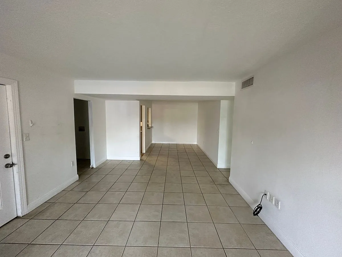 Kenwood - Unit B — Photo 4
