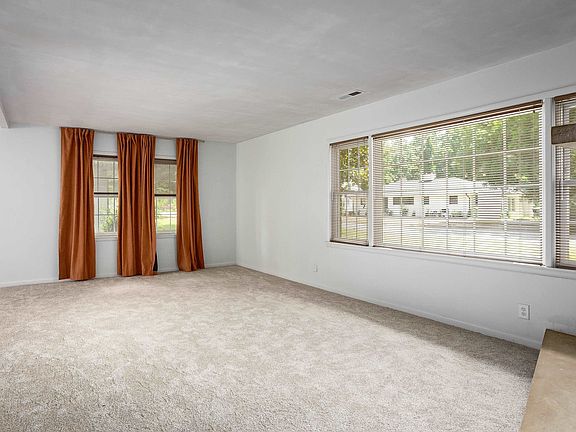 4th image of 820 Alabama Ct