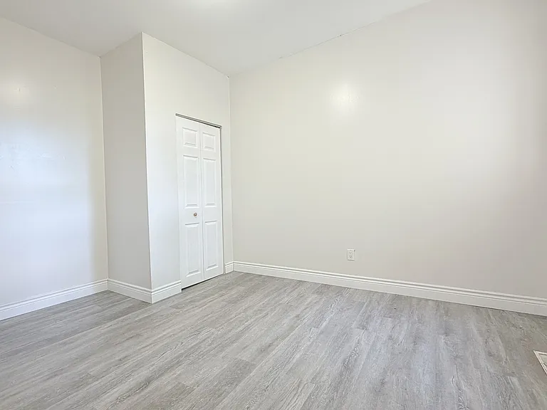 476 Aylmer Ave — Photo 13