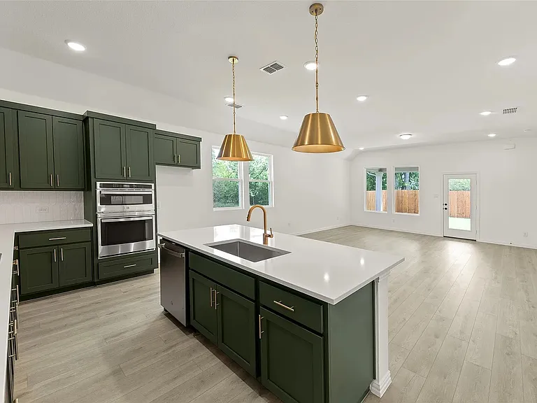 2121 Williams Rd — Photo 2