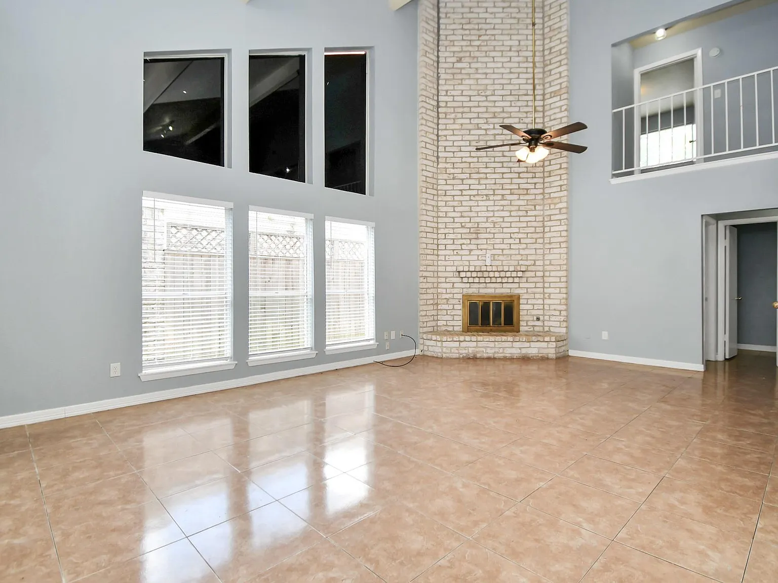 4 bed, 2.5 bath, 2496 sqft, $2,400 — Photo 4