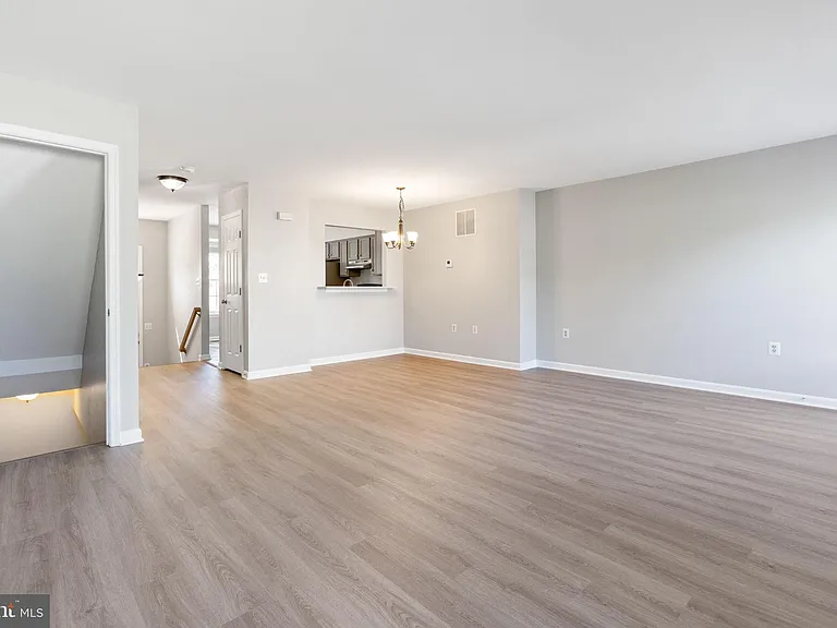 104 Frazer Dr — Photo 14