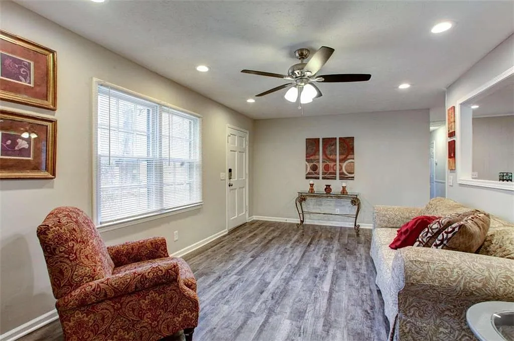 3 bed, 2.0 bath, 1800 sqft, $5,250 — Photo 4