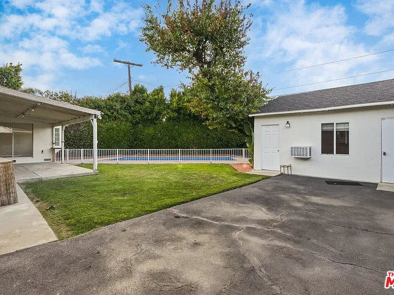 12811 Cumpston St — Photo 32