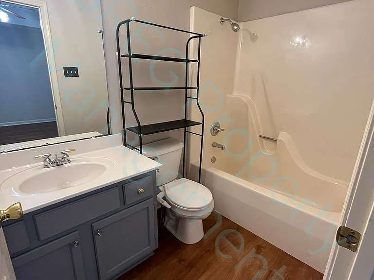 4605 Hawkins Dr — Photo 6