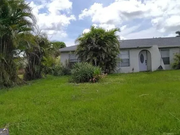112 Swan Pkwy E, Royal Palm Beach, FL 33411