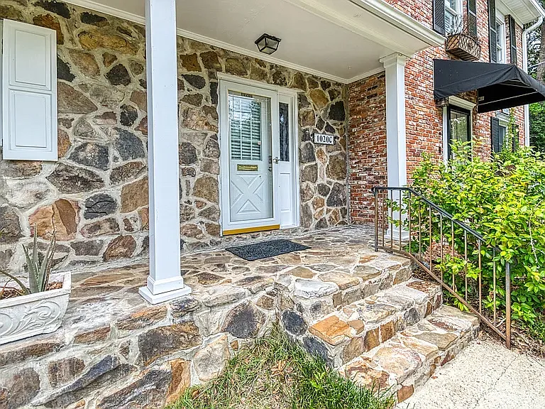 3 bed, 2.5 bath, 1540 sqft, $2,400 — Photo 2